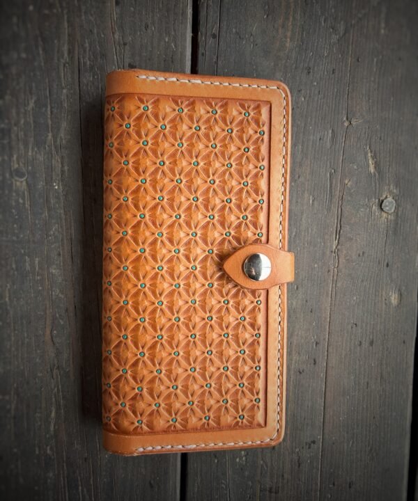 Alternative view of Highland Wallet Mountain Western