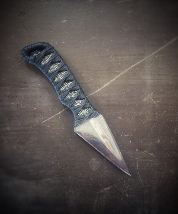 Espina with stingray and black wrap