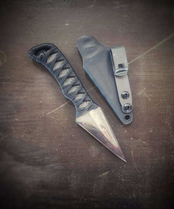 Espina with stingray and black wrap